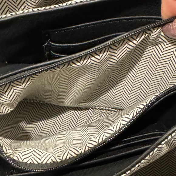 Jen & Co wristlet w/3 pockets. 2 D Rings, add own guitar strap for a crossbody. - Picture 5 of 9